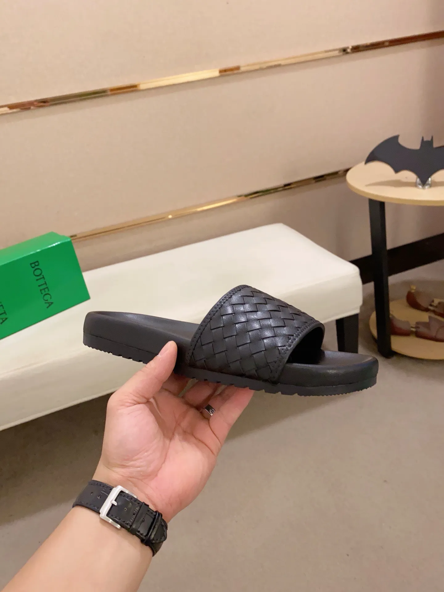 Men's shoes 💰: 320💰[BV~Bottega Veneta] Trendy new slippers are on the market. Same style as the official website. Counter quality [strong][strong][strong] Selected cow patent leather weaving. High-end atmosphere. Very cost-effective. Original wear-resistant rubber outsole. Fine workmanship. The upper layer of materials is used. The quality is visible. Shoe size 38-45.
